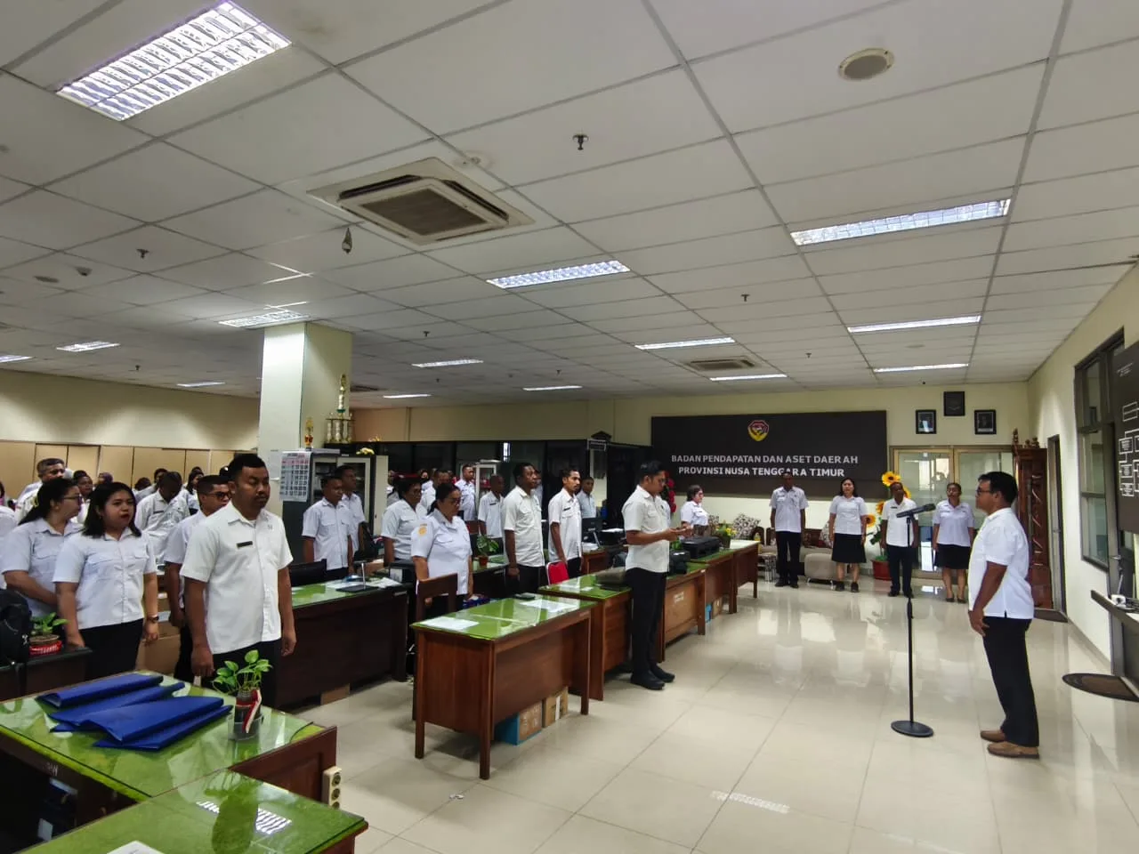 Tegas Soal Disiplin! Sekban BPAD NTT Soroti ASN yang Datang ke Kantor Pakai Sandal Jepit