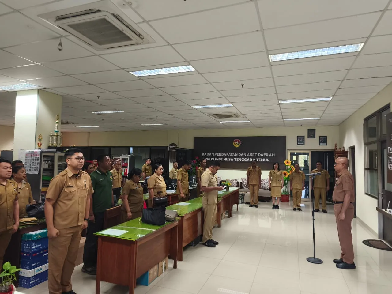 Kepala BPAD Provinsi NTT Pimpin Apel Pagi, Tekankan Disiplin dan Peningkatan Kinerja Pegawai