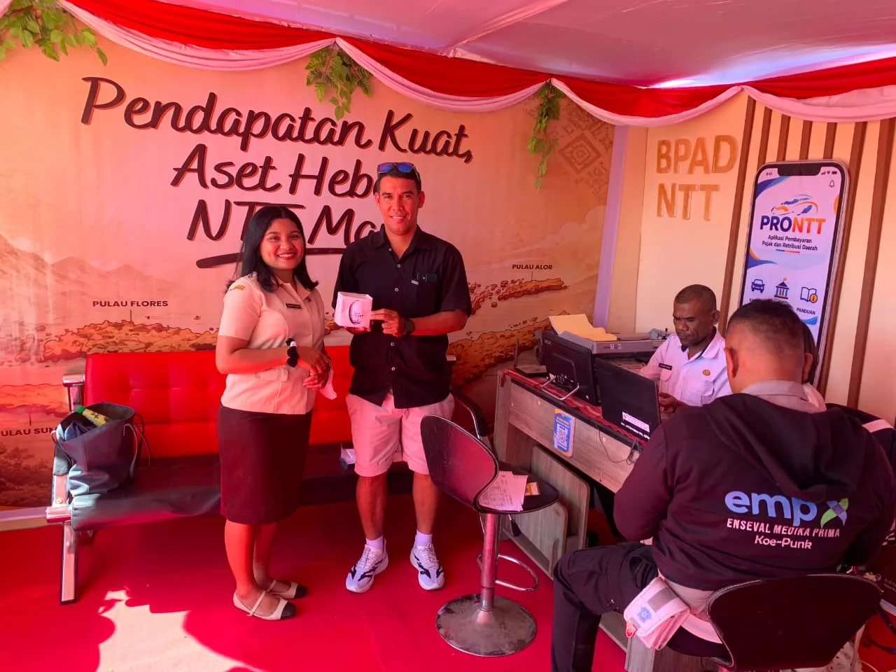 Membludak! Manfaatkan Diskon Pajak, Warga Berbondong-bondong Lunasi PKB di Stand BPAD NTT