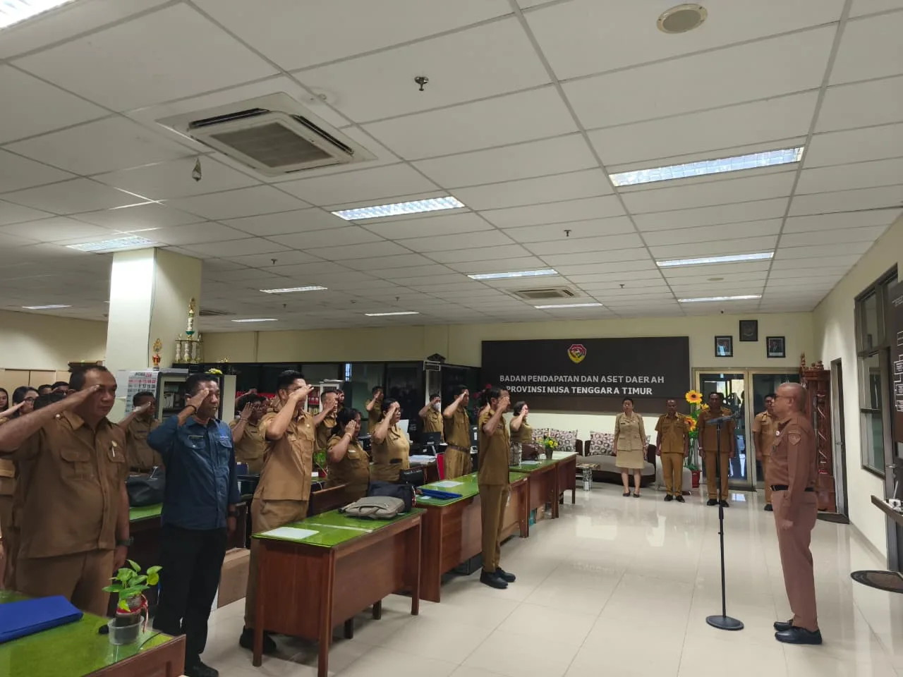 Apel Pagi BPAD NTT, Kaban BPAD Tekankan Disiplin ASN dan Optimalisasi Pendapatan Daerah