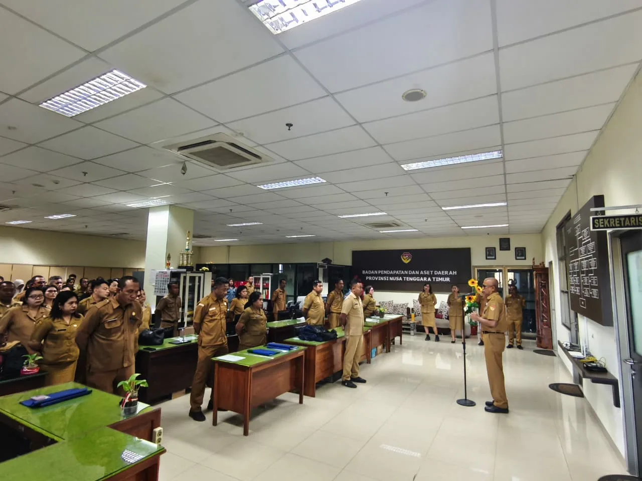 Apel Pagi BPAD NTT: Kepala Badan Tekankan Disiplin, Digitalisasi Pembayaran, dan Semangat Kekeluargaan