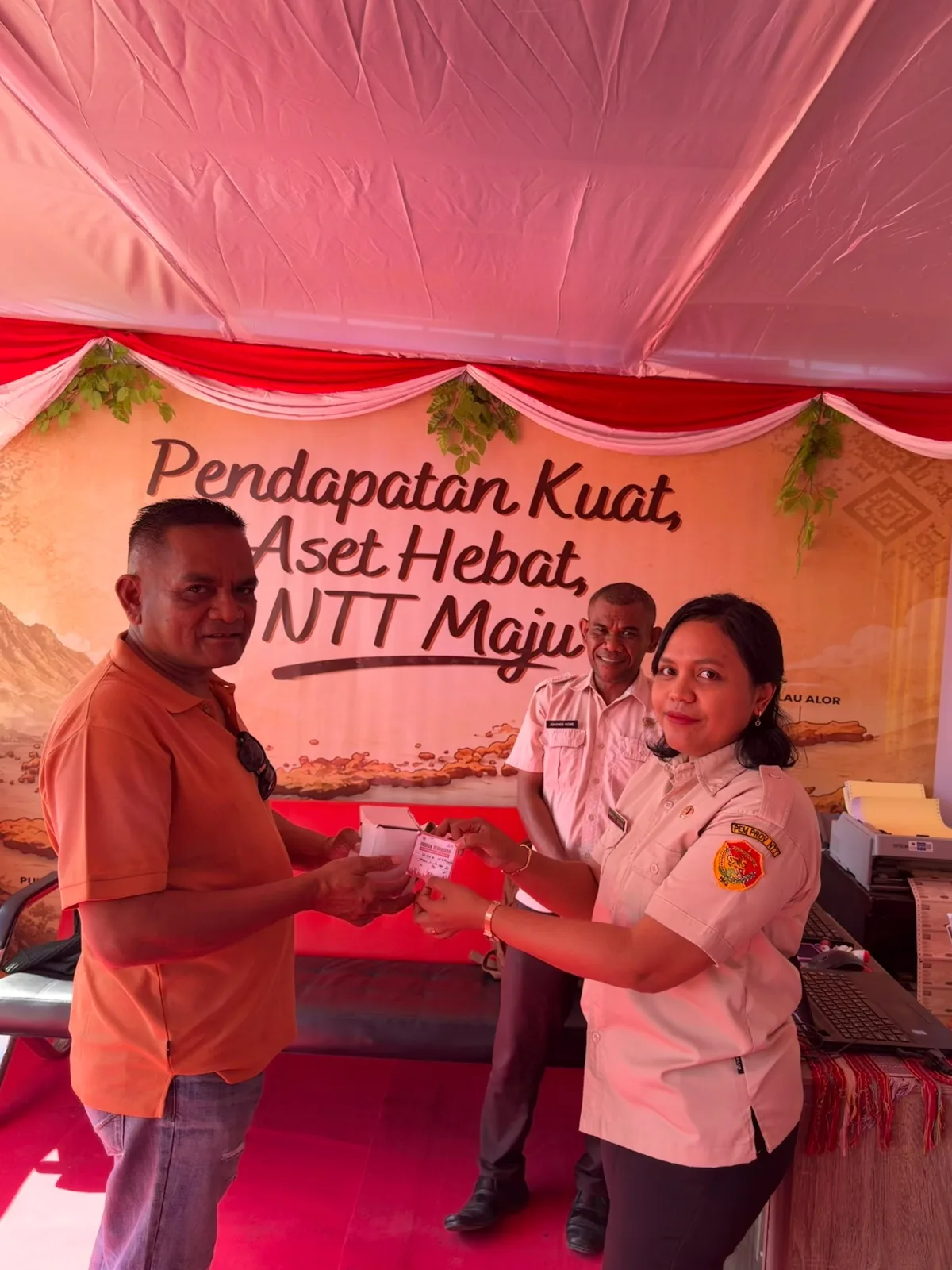 Pengunjung yang Bayar Pajak di Stand Pameran BPAD Dapat Gelas Gratis